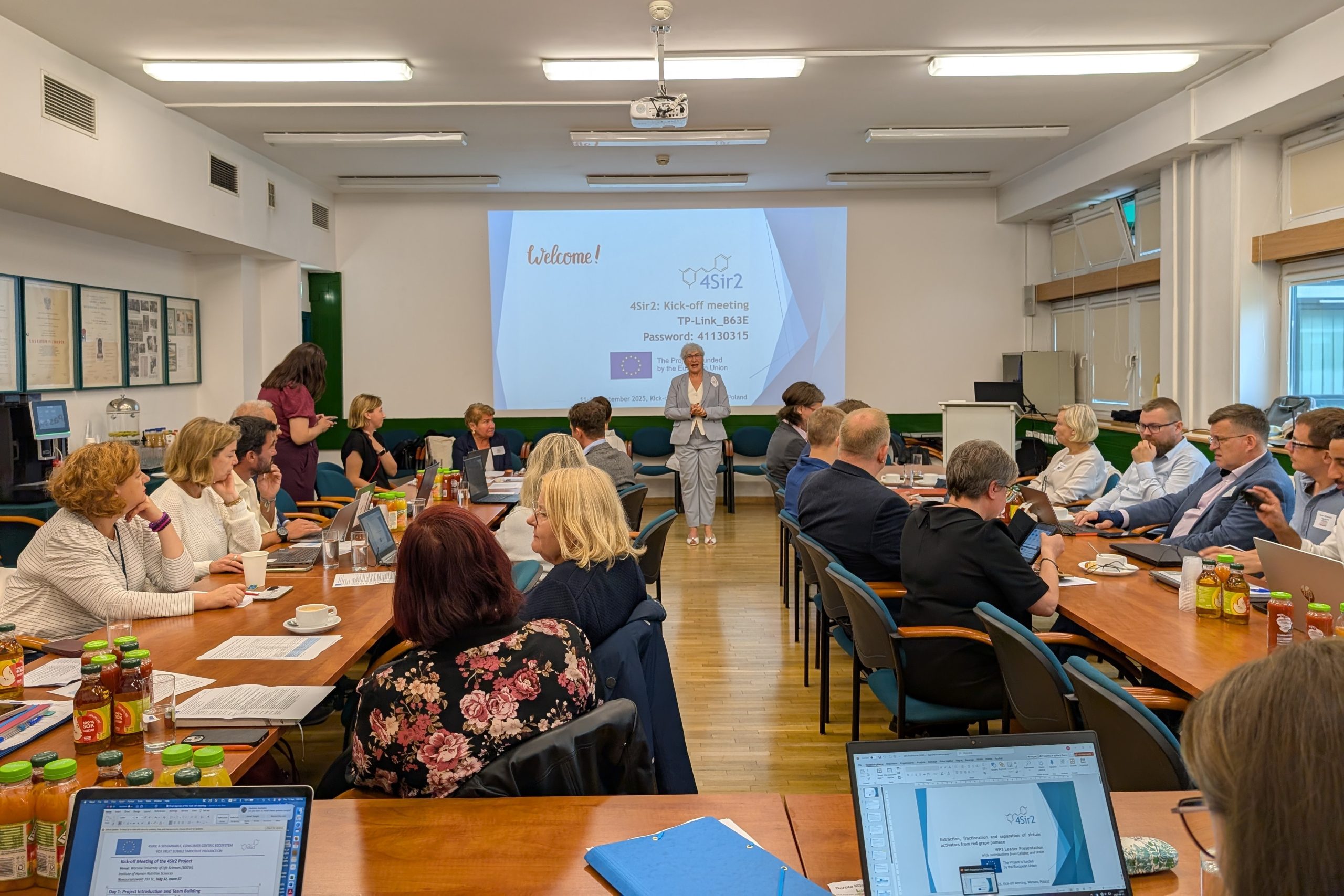 uczestnicy spotkania Kick-off, rozpoczynające oficjalnie międzynarodowy projekt z europejskiego Programu Horyzont, pt: "4SIR2: A SUSTAINABLE, CONSUMER-CENTRIC ECOSYSTEM FOR FRUIT BUBBLE SMOOTHIE PRODUCTION".
