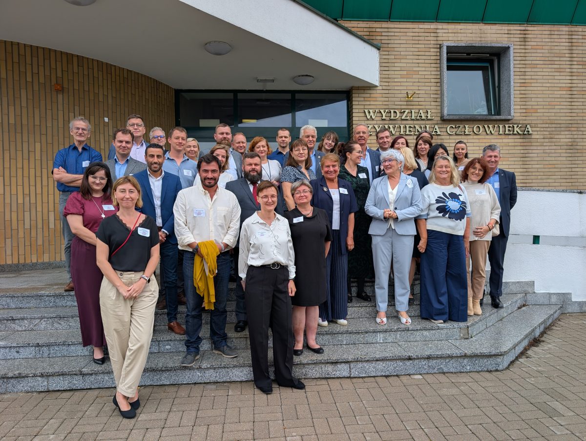 uczestnicy spotkania Kick-off, rozpoczynające oficjalnie międzynarodowy projekt z europejskiego Programu Horyzont, pt: "4SIR2: A SUSTAINABLE, CONSUMER-CENTRIC ECOSYSTEM FOR FRUIT BUBBLE SMOOTHIE PRODUCTION".