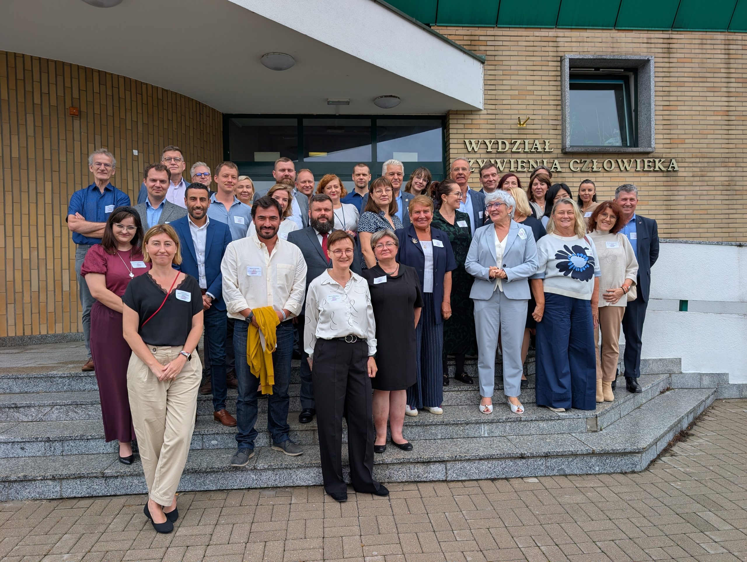 uczestnicy spotkania Kick-off, rozpoczynające oficjalnie międzynarodowy projekt z europejskiego Programu Horyzont, pt: "4SIR2: A SUSTAINABLE, CONSUMER-CENTRIC ECOSYSTEM FOR FRUIT BUBBLE SMOOTHIE PRODUCTION".